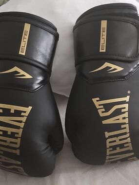 Everlast Elite Black Boxing Gloves with Gold Accents